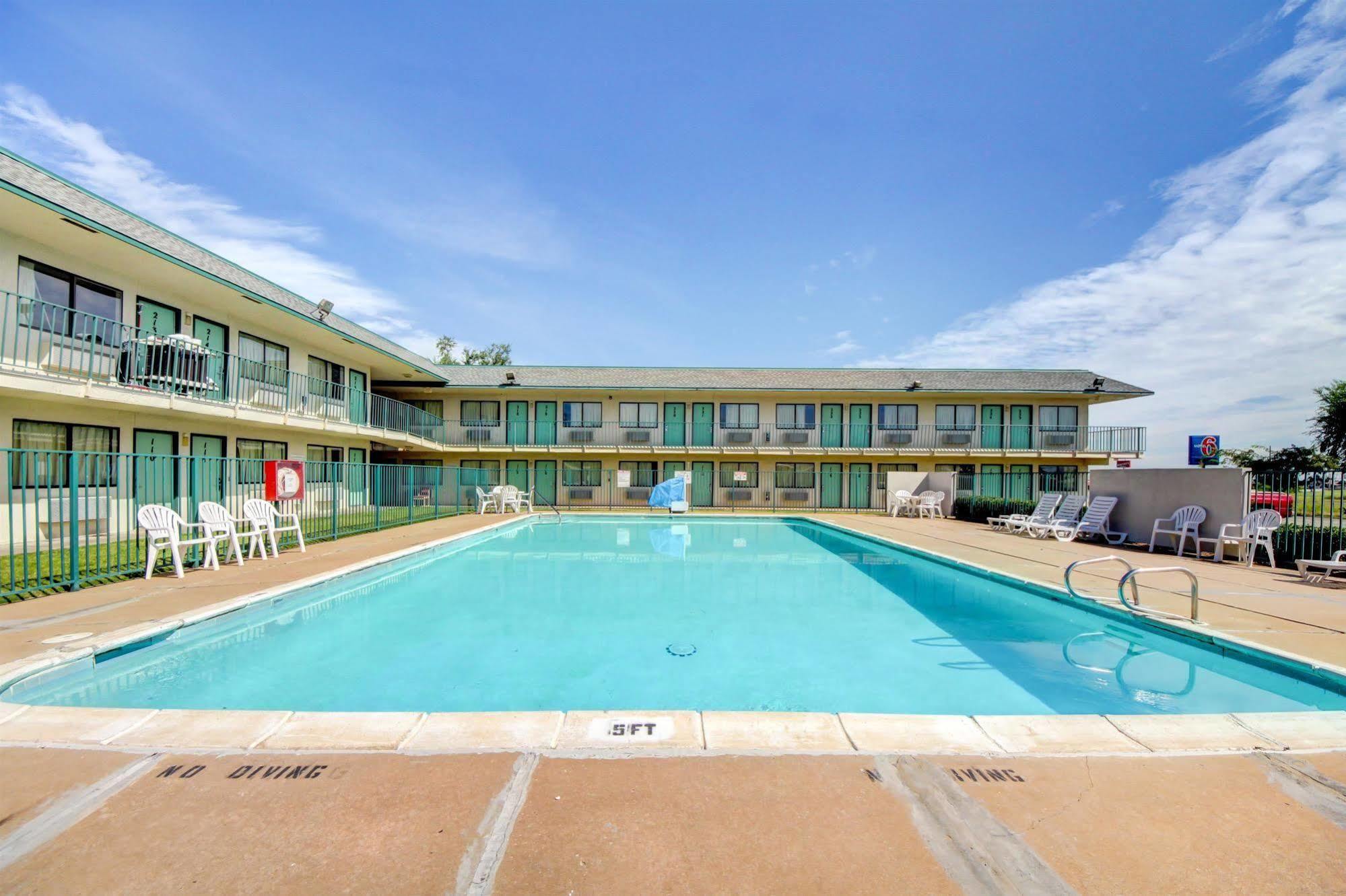 Regency Inn Tulsa Oakhurst Экстерьер фото