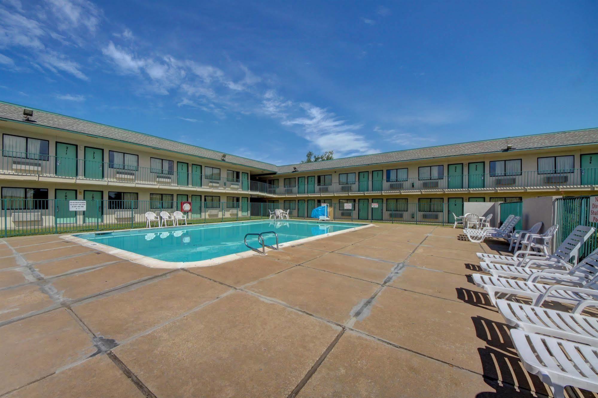 Regency Inn Tulsa Oakhurst Экстерьер фото