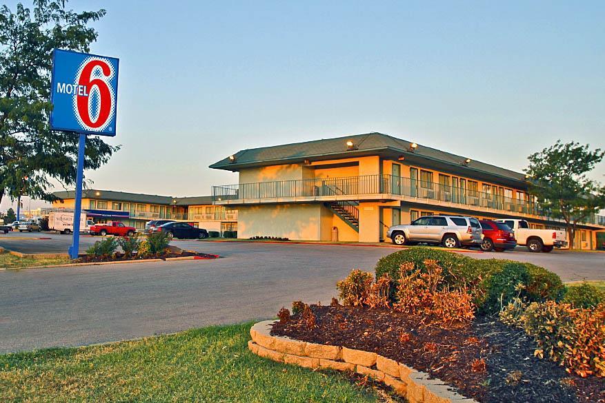 Regency Inn Tulsa Oakhurst Экстерьер фото